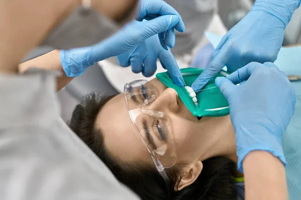 Pretty womans limpieza de dientes en clínica dental — Foto de Stock