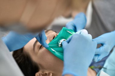 Diş kliniğinde Pretty WOMANS diş temizliği