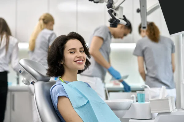 Pretty womans tratamiento de dientes en la clínica dental —  Fotos de Stock