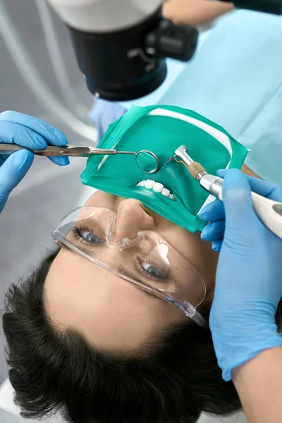 예쁜 여자 치아 치료 에 치과 진료소 — 스톡 사진