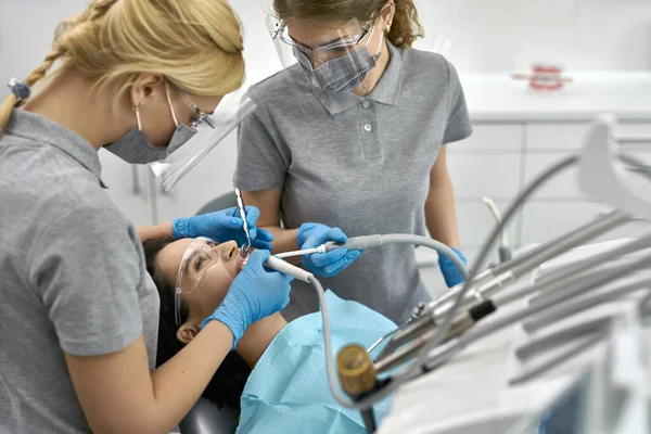 Pretty kvinnans tänder behandling i Dental Clinic — Stockfoto