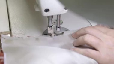 Fabrikada dikiş makinesi üzerinde çalışma süreci
