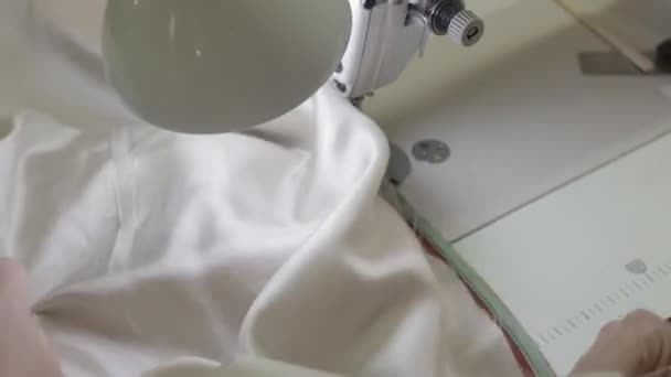 Процес роботи на швейній машинці на заводі — стокове відео
