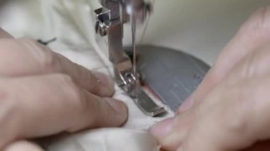 Fabrikada dikiş makinesi üzerinde çalışma süreci