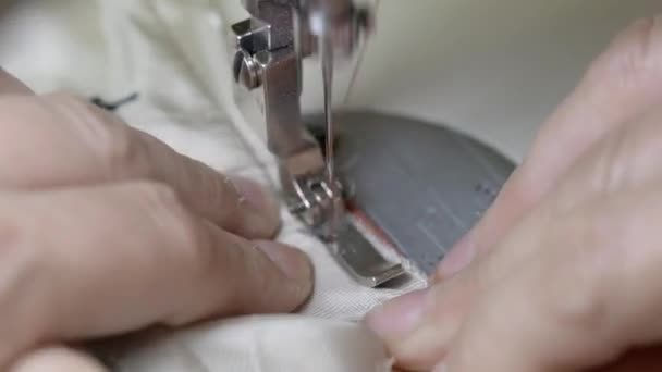 Práce na šicím stroji v továrně — Stock video