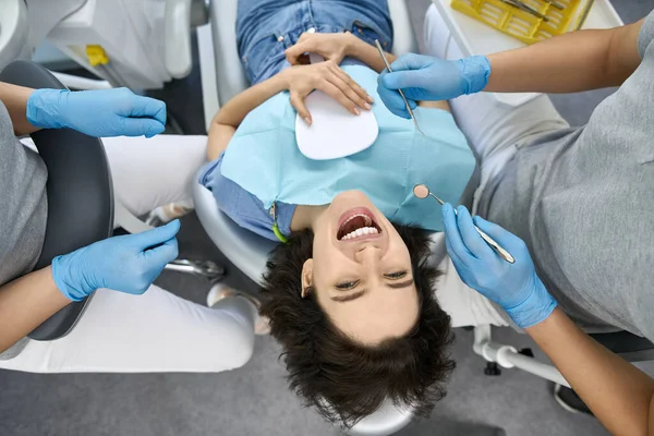 Mooie Womans tanden behandeling in de tandheelkundige kliniek — Stockfoto