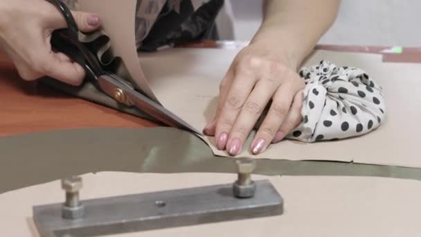 Proceso de trabajo de corte de tela en estudio de costura — Vídeos de Stock