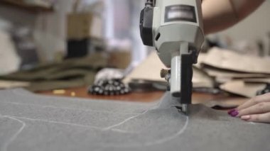 Dikiş atölyesinde kumaş kesme işlemi
