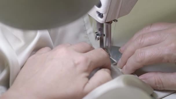 Processo di lavoro sulla macchina da cucire in fabbrica — Video Stock