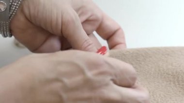 Dikiş atölyesinin çalışma sürecinde yakın çekim görüntüsü