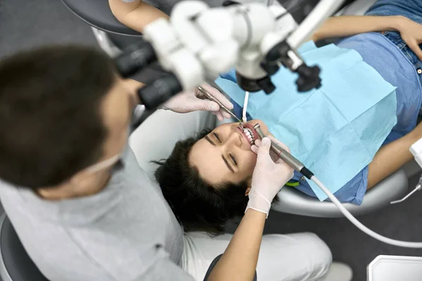 漂亮女人的牙齿治疗在牙科诊所 — 图库照片