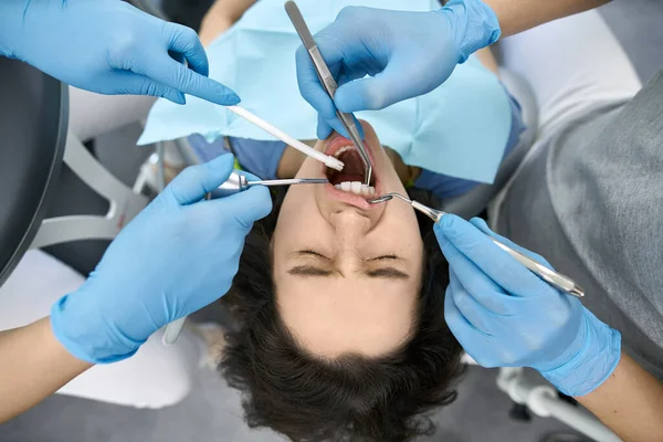 Muito mulheres tratamento de dentes na clínica odontológica — Fotografia de Stock