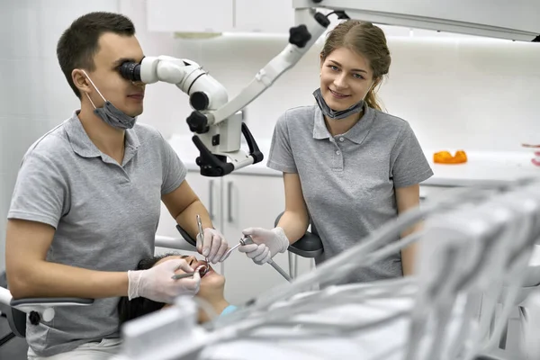 Bruneta dívky zuby léčba na zubní klinice — Stock fotografie