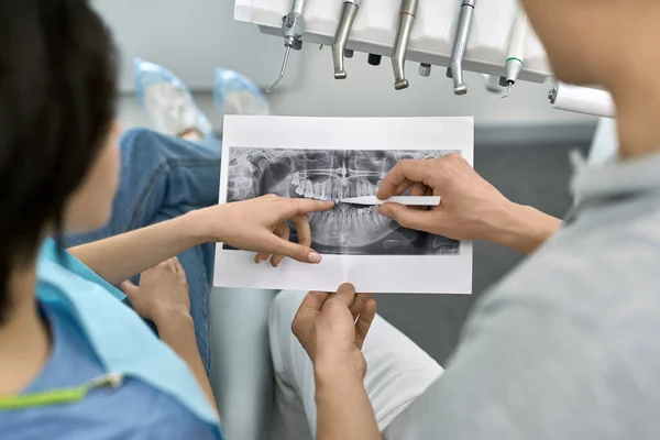 예쁜 여자 치아 치료 에 치과 진료소 — 스톡 사진