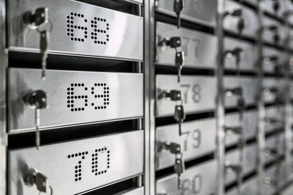 Caixas de correio de metal numerado com chaves neles — Fotografia de Stock