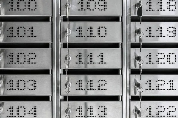 Caixas de correio de metal numerado com chaves neles — Fotografia de Stock