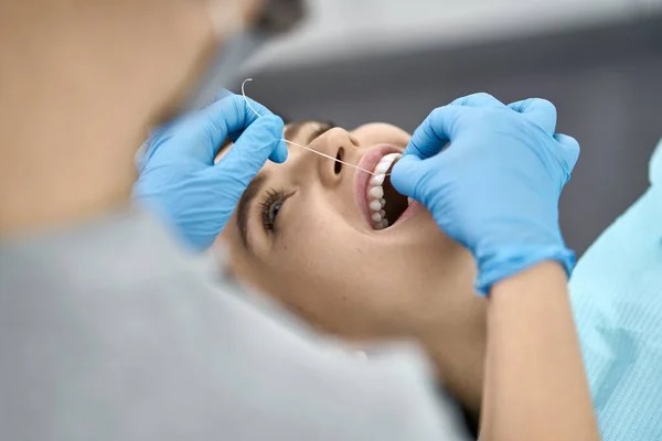 Pretty womans limpieza de dientes en clínica dental — Foto de Stock