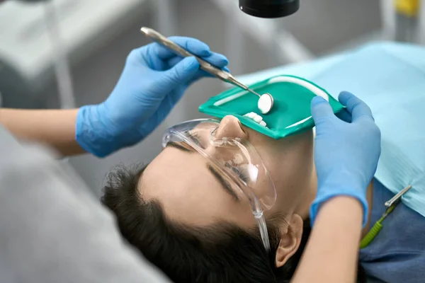 Pretty womans tratamiento de dientes en la clínica dental — Foto de Stock