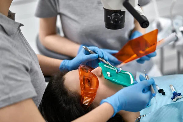 Söt kvinnans tänder behandling i Dental Clinic — Stockfoto