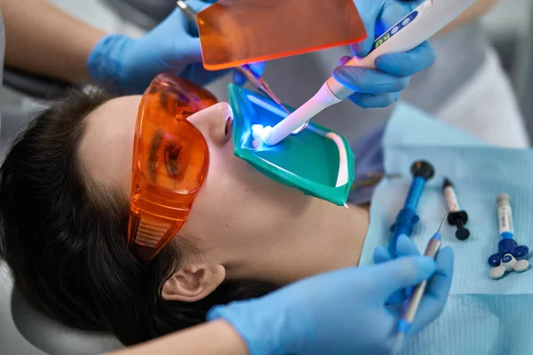 Όμορφη γυναίν δόντια θεραπεία στην οδοντιατρική κλινική — Φωτογραφία Αρχείου