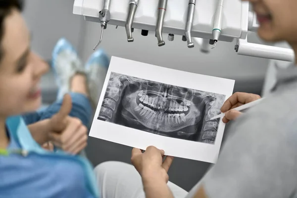 Pretty womans teeth treatment in dental clinic — Stock Photo, Image