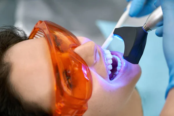歯科医院での美しい女性の歯の治療 — ストック写真