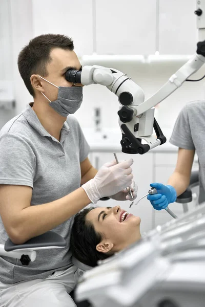 Jolies femmes traitement des dents en clinique dentaire — Photo