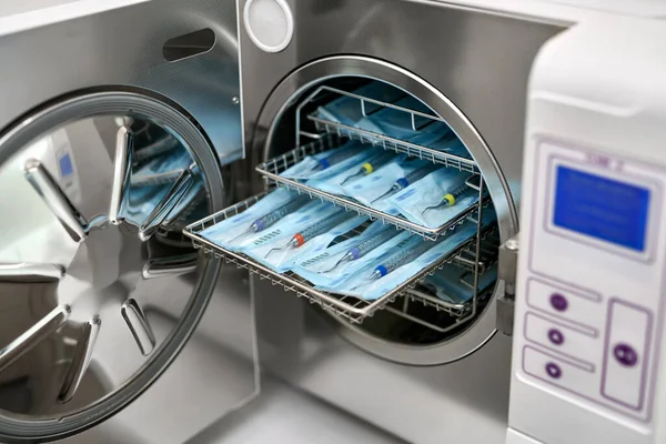 Steriliseren machine met geopende deur en tandheelkundige sondes binnen — Stockfoto