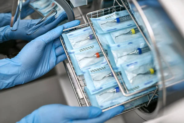 Zahnarzt lädt Zahnsonden in Sterilisierungsmaschine — Stockfoto