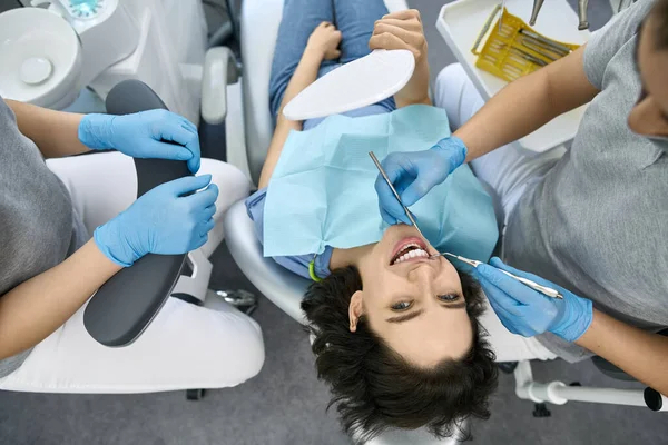 Pretty kvinnans tänder behandling i Dental Clinic — Stockfoto