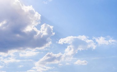 Güneşli gökyüzünde mavi bulutlar