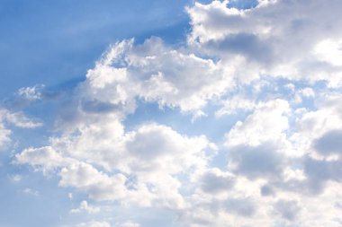 Güneşli gökyüzünde mavi bulutlar