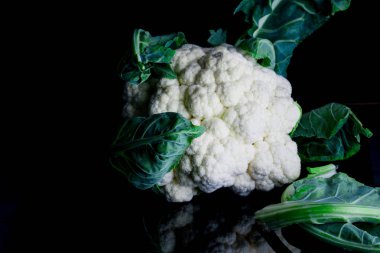 Taze ve lezzetli sebze karanlık bir tablo