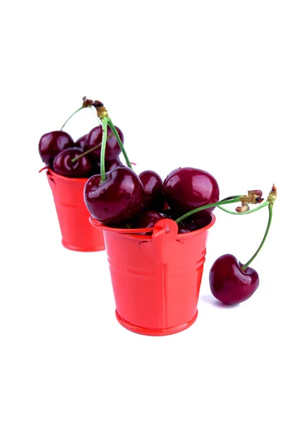 Cereza Roja Madura Con Pequeños Cubos Aislados Sobre Fondo Blanco — Foto de Stock