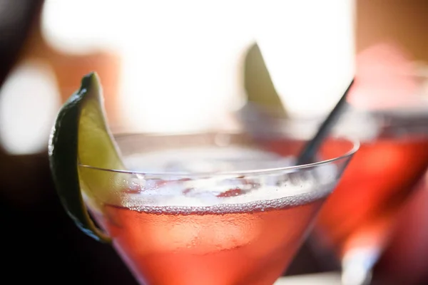 Cosmopolitan Cocktail Ett Glas Med Kalk Bordet — Stockfoto