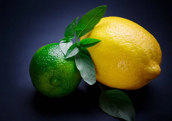 Frutas Jugosas Maduras Lima Limón Sobre Una Mesa Oscura — Foto de Stock