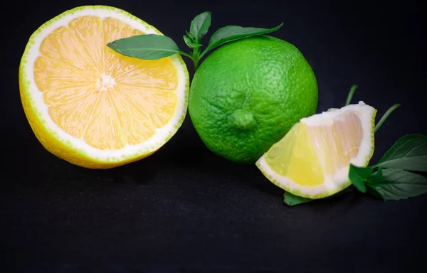 Frutas Jugosas Maduras Lima Limón Sobre Una Mesa Oscura — Foto de Stock