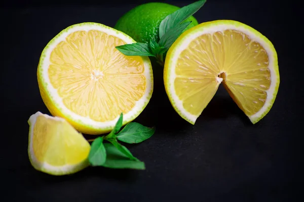 Frutas Jugosas Maduras Lima Limón Sobre Una Mesa Oscura — Foto de Stock