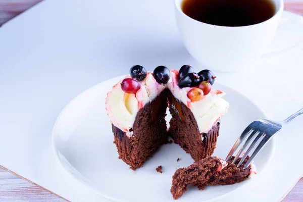 一杯香茶 桌上白盘子里有美味的蛋糕 — 图库照片
