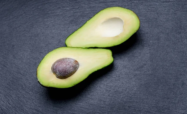 Kayrak bir tahta üzerinde olgunlaşmış ve sulu avcado