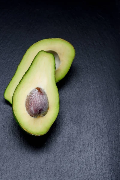 Kayrak bir tahta üzerinde olgunlaşmış ve sulu avcado