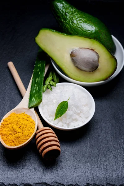 Meyve ve deniz tuzu kayrak bir gemide baharat