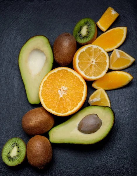 Plato Frutas Pizarra Kiwi Naranja Aguacate — Foto de Stock