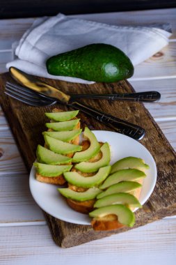 Avokado ve çay ile kahvaltıda kızarmış ekmek