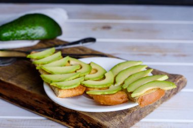 Avokado ve çay ile kahvaltıda kızarmış ekmek