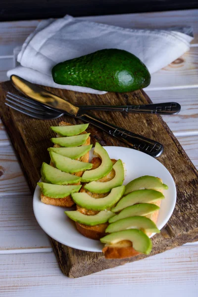 Avokado ve çay ile kahvaltıda kızarmış ekmek