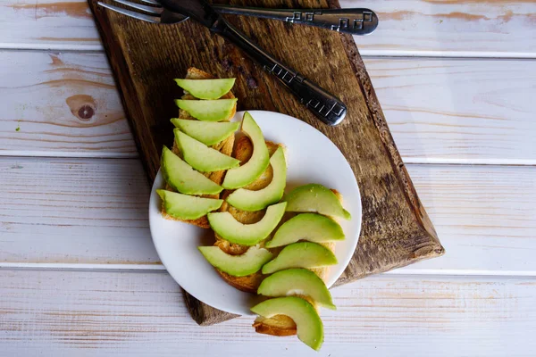 Avokado ve çay ile kahvaltıda kızarmış ekmek