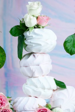 Gül ve yaprakları masanın üzerine tomurcukları ile lezzetli ve havadar Marshmallow