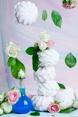 Gül ve yaprakları masanın üzerine tomurcukları ile lezzetli ve havadar Marshmallow