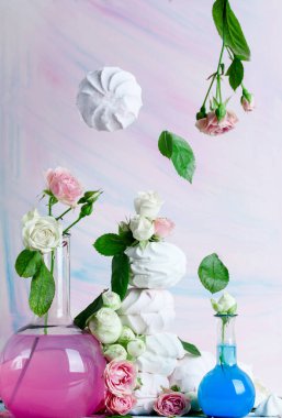 Gül ve yaprakları masanın üzerine tomurcukları ile lezzetli ve havadar Marshmallow